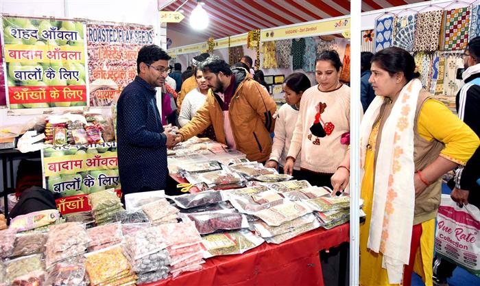 Visitors exploring ‘One District One Product’ Exhibition at the Maha Kumbh Mela in Prayagraj, Uttar Pradesh captured on January 18, 2025.:Ministry of Culture