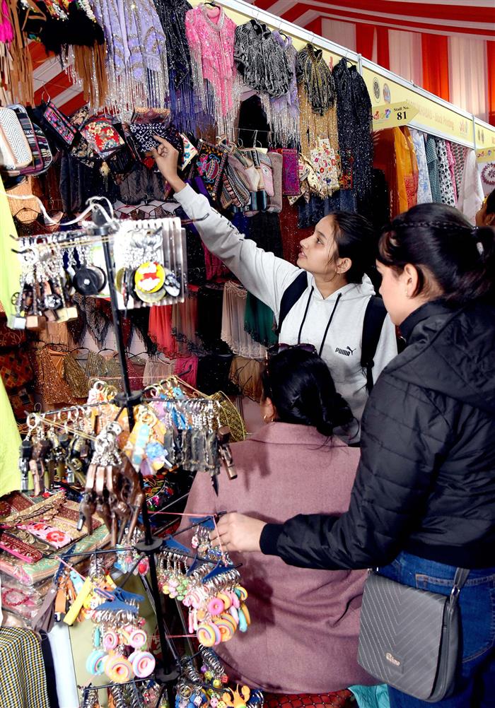 Visitors exploring ‘One District One Product’ Exhibition at the Maha Kumbh Mela in Prayagraj, Uttar Pradesh captured on January 18, 2025.:Ministry of Culture