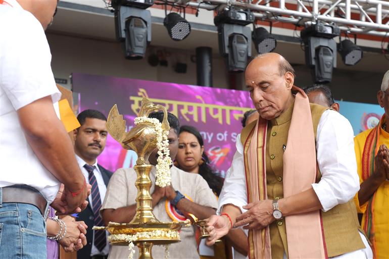 The Union Minister for Defence, Shri Rajnath Singh lighting the lamp at the inauguration of Vidyadhiraja Vidyapeetom Sainik School at Alappuzha, in Kerala on January 22, 2025.