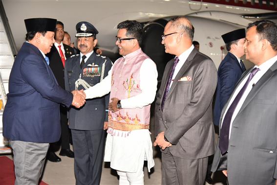 Mr. Prabowo Subianto, the President of the Republic of Indonesia receives warm welcome by the Minister of State for External Affairs and Textiles, Shri Pabitra Margherita, in New Delhi on January 23, 2025.