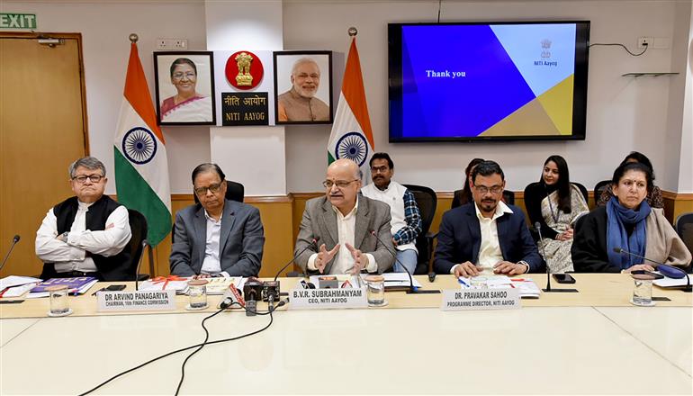 नीति आयोग के मुख्य कार्यकारी अधिकारी (सीईओ) श्री बीवीआर सुब्रह्मण्यम 24 जनवरी, 2025 को नई दिल्ली में नीति आयोग में "फिस्कल हेल्थ इंडेक्स 2025" रिपोर्ट जारी करने के अवसर पर मीडिया को जानकारी देते हुए।