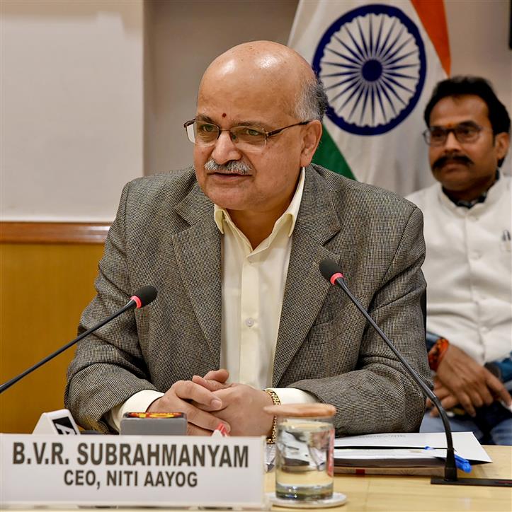 नीति आयोग के मुख्य कार्यकारी अधिकारी (सीईओ) श्री बीवीआर सुब्रह्मण्यम 24 जनवरी, 2025 को नई दिल्ली में नीति आयोग में "फिस्कल हेल्थ इंडेक्स 2025" रिपोर्ट जारी करने के अवसर पर मीडिया को जानकारी देते हुए।