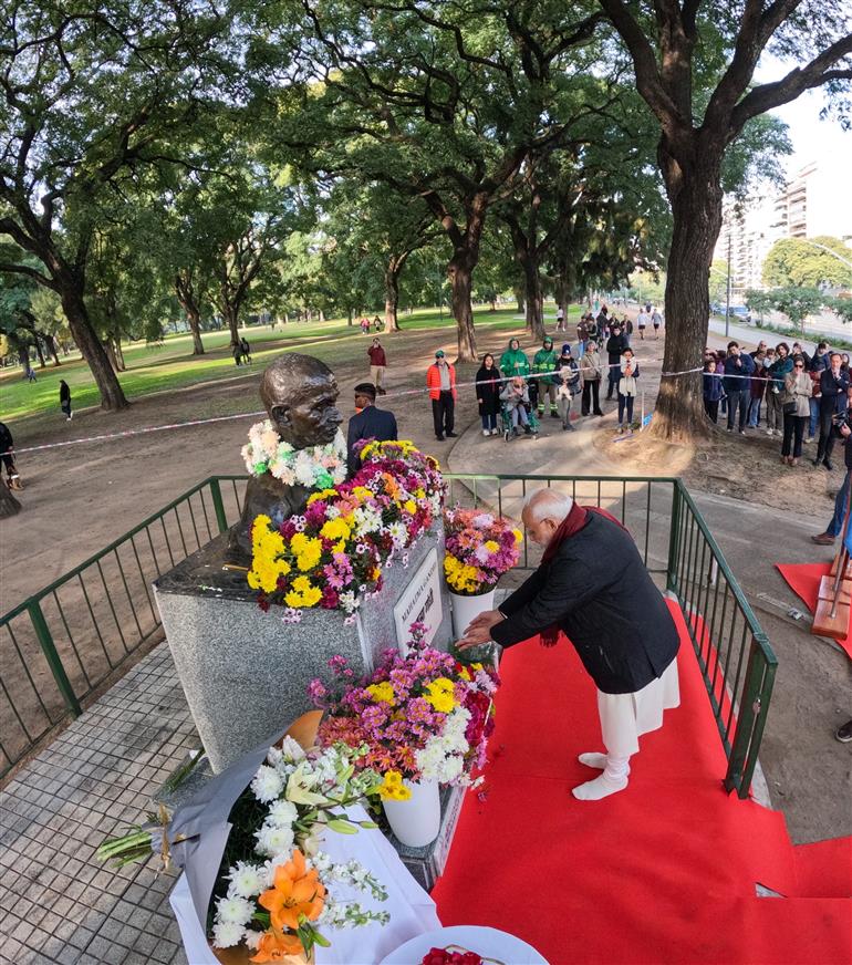 PM paid floral tributes at the bust of Mahatma Gandhi and receiving over the Key of the City of Buenos Aires by the Chief of Government of Buenos Aires, Mr. Jorge Macri at Buenos Aires, in Argentina on July 05, 2025.:Prime Minister's Office PM paid floral tributes at the bust of Mahatma Gandhi and receiving over the Key of the City of Buenos Aires by the Chief of Government of Buenos Aires, Mr. Jorge Macri at Buenos Aires, in Argentina on July 05, 2025.:Prime Minister