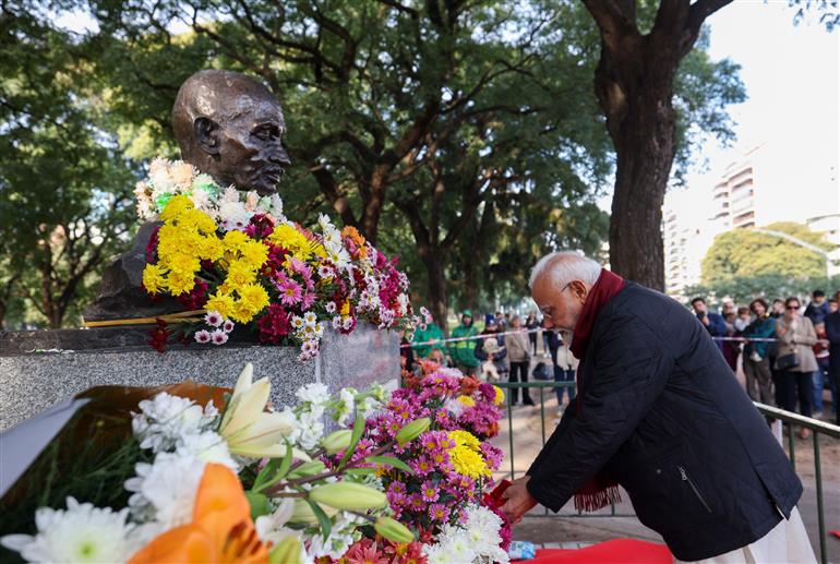 PM paid floral tributes at the bust of Mahatma Gandhi and receiving over the Key of the City of Buenos Aires by the Chief of Government of Buenos Aires, Mr. Jorge Macri at Buenos Aires, in Argentina on July 05, 2025.:Prime Minister's Office PM paid floral tributes at the bust of Mahatma Gandhi and receiving over the Key of the City of Buenos Aires by the Chief of Government of Buenos Aires, Mr. Jorge Macri at Buenos Aires, in Argentina on July 05, 2025.:Prime Minister