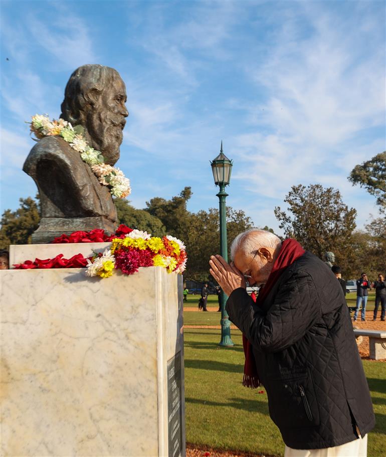 PM paid floral tributes at the bust of Gurudev Rabindranath Tagore at Buenos Aires, in Argentina on July 05, 2025.:Prime Minister's Office PM paid floral tributes at the bust of Gurudev Rabindranath Tagore at Buenos Aires, in Argentina on July 05, 2025.:Prime Minister