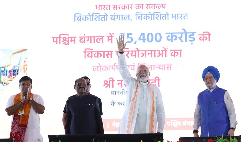 PM at the foundation stone laying and inauguration of various projects at Durgapur, in West Bengal on July 18, 2025.