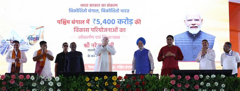 PM at the foundation stone laying and inauguration of various projects at Durgapur, in West Bengal on July 18, 2025.