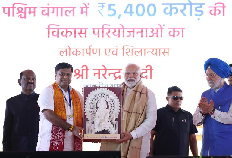 PM at the foundation stone laying and inauguration of various projects at Durgapur, in West Bengal on July 18, 2025.