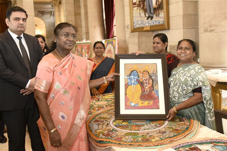 A group of artists (Sohrai, Pattachitra and Patua art) called on the President of India, Smt. Droupadi Murmu at Rashtrapati Bhavan, in New Delhi on July 24, 2025.
