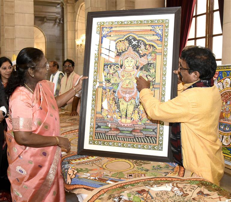 A group of artists (Sohrai, Pattachitra and Patua art) called on the President of India, Smt. Droupadi Murmu at Rashtrapati Bhavan, in New Delhi on July 24, 2025.
