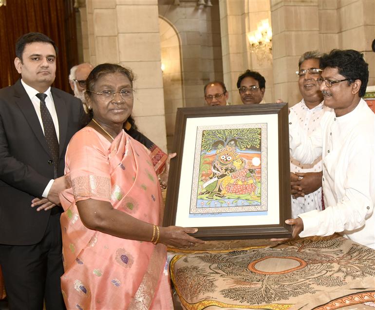 A group of artists (Sohrai, Pattachitra and Patua art) called on the President of India, Smt. Droupadi Murmu at Rashtrapati Bhavan, in New Delhi on July 24, 2025.
