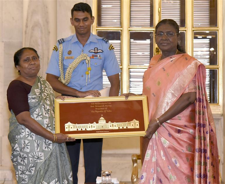 A group of artists (Sohrai, Pattachitra and Patua art) called on the President of India, Smt. Droupadi Murmu at Rashtrapati Bhavan, in New Delhi on July 24, 2025.