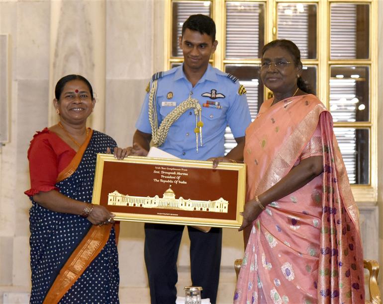 A group of artists (Sohrai, Pattachitra and Patua art) called on the President of India, Smt. Droupadi Murmu at Rashtrapati Bhavan, in New Delhi on July 24, 2025.