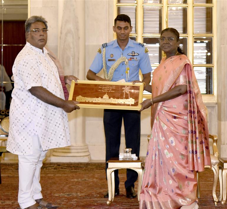 A group of artists (Sohrai, Pattachitra and Patua art) called on the President of India, Smt. Droupadi Murmu at Rashtrapati Bhavan, in New Delhi on July 24, 2025.