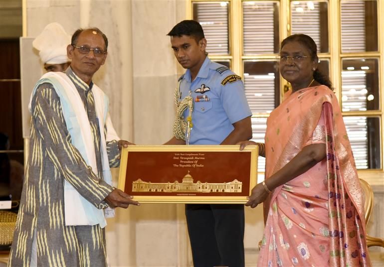 A group of artists (Sohrai, Pattachitra and Patua art) called on the President of India, Smt. Droupadi Murmu at Rashtrapati Bhavan, in New Delhi on July 24, 2025.