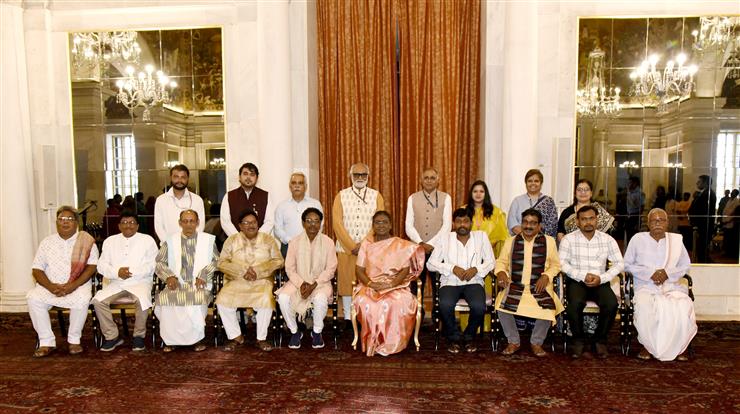 The President of India, Smt. Droupadi Murmu in a group photograph with artists of Sohrai, Pattachitra and Patua art at Rashtrapati Bhavan, in New Delhi on July 24, 2025.