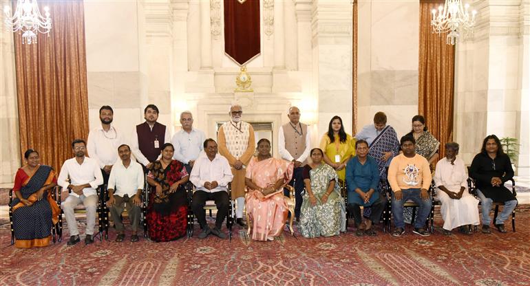 The President of India, Smt. Droupadi Murmu in a group photograph with artists of Sohrai, Pattachitra and Patua art at Rashtrapati Bhavan, in New Delhi on July 24, 2025.