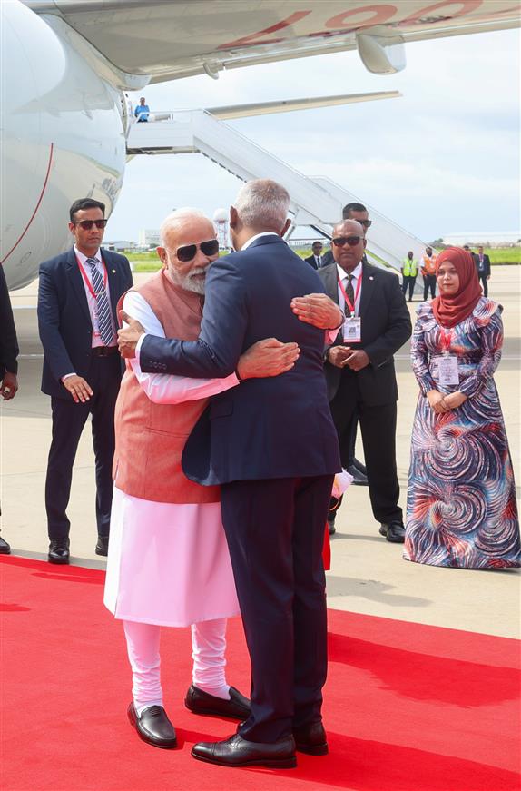 PM receives a warm welcome by the President of Maldives, Dr. Mohamed Muizzu on his arrival at Malé, in Maldives on July 25, 2025.:Prime Minister's Office PM receives a warm welcome by the President of Maldives, Dr. Mohamed Muizzu on his arrival at Malé, in Maldives on July 25, 2025.:Prime Minister