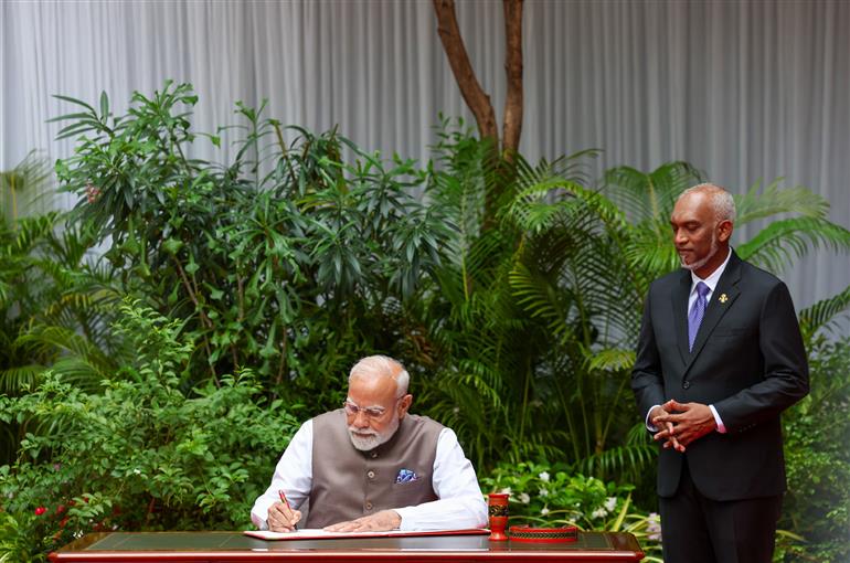 PM writing his remarks in the visitor book in presence of the President of Maldives, Dr. Mohamed Muizzu at Malé, in Maldives on July 25, 2025.:Prime Minister's Office PM writing his remarks in the visitor book in presence of the President of Maldives, Dr. Mohamed Muizzu at Malé, in Maldives on July 25, 2025.:Prime Minister
