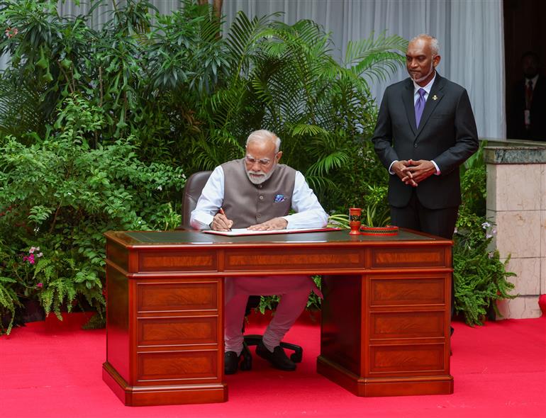 PM writing his remarks in the visitor book in presence of the President of Maldives, Dr. Mohamed Muizzu at Malé, in Maldives on July 25, 2025.:Prime Minister's Office PM writing his remarks in the visitor book in presence of the President of Maldives, Dr. Mohamed Muizzu at Malé, in Maldives on July 25, 2025.:Prime Minister