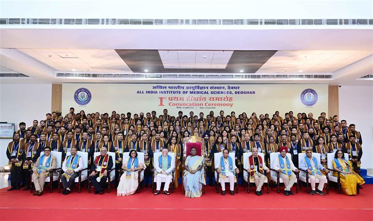 The President of India, Smt Droupadi Murmu in a group photograph during the first convocation ceremony of AIIMS, Deoghar, in Jharkhand on July 31, 2025.