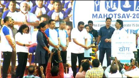 The Minister of State (Independent Charge) for Ayush and Health and Family Welfare, Shri Prataprao Jadhav lighting the lamp at the ‘Yoga Mahotsav’ to marking the commencement of the 75day countdown to the International Day of Yoga – 2025 at Kalinga Stadium, in Bhubaneswar on April 07, 2025.:AYUSH