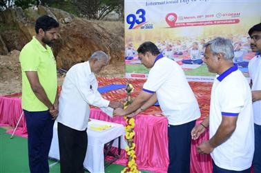 Over 400 participants joined the vibrant CYP event organized by the Central Research Institute of Yoga & Naturopathy, Nagamangala, Karnataka a unit of CCRYN, Ministry of Ayush in collaboration with Morarji Desai National Institute of Yoga (MDNIY), in Karnataka on March 20, 2025.:AYUSH