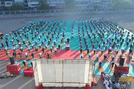 Morarji Desai National Institute of Yoga (MDNIY) in collaboration with the Institute of Teaching and Research in Ayurveda (ITRA), organised the “Yogotsava Countdown Programme”, marking 90 days to IDY-2025 at Rajamata Shree Gulabkunverba Ayurveda campus ground, at Jamnagar in Gujarat on March 23, 2025.:AYUSH