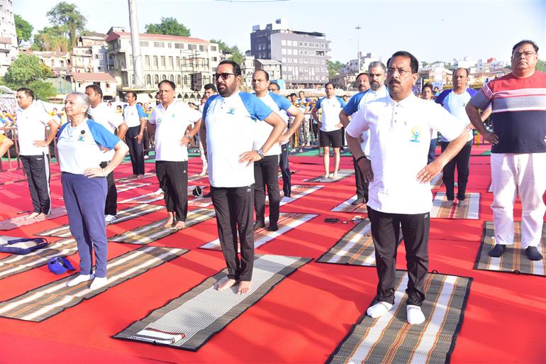 The Union Minister of State (Independent Charge), Ministry of Ayush, and Minister of State for Health & Family Welfare Shri Prataprao Jadhav inaugurated the programme, marking 50 days to the International Day of Yoga 2025, the Grand Yoga Mahotsav at Gauri Maidan, Ramkund Parisar, Panchavati, Nashik, garnered immense success with the enthusiastic participation of thousands of individuals, on May 02, 2025.:AYUSH