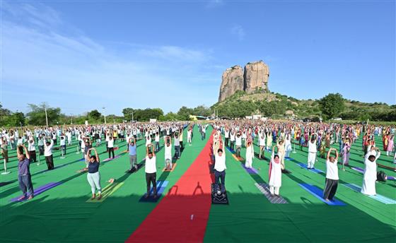 Over 2,000 yoga enthusiasts gathered at the majestic Puligundu Twin Hills near Chittoor for Yogandhra-2025, a powerful and peaceful kickoff to Andhra Pradesh’s month-long lead-up to IDY-2025 on June 03, 2025.:AYUSH