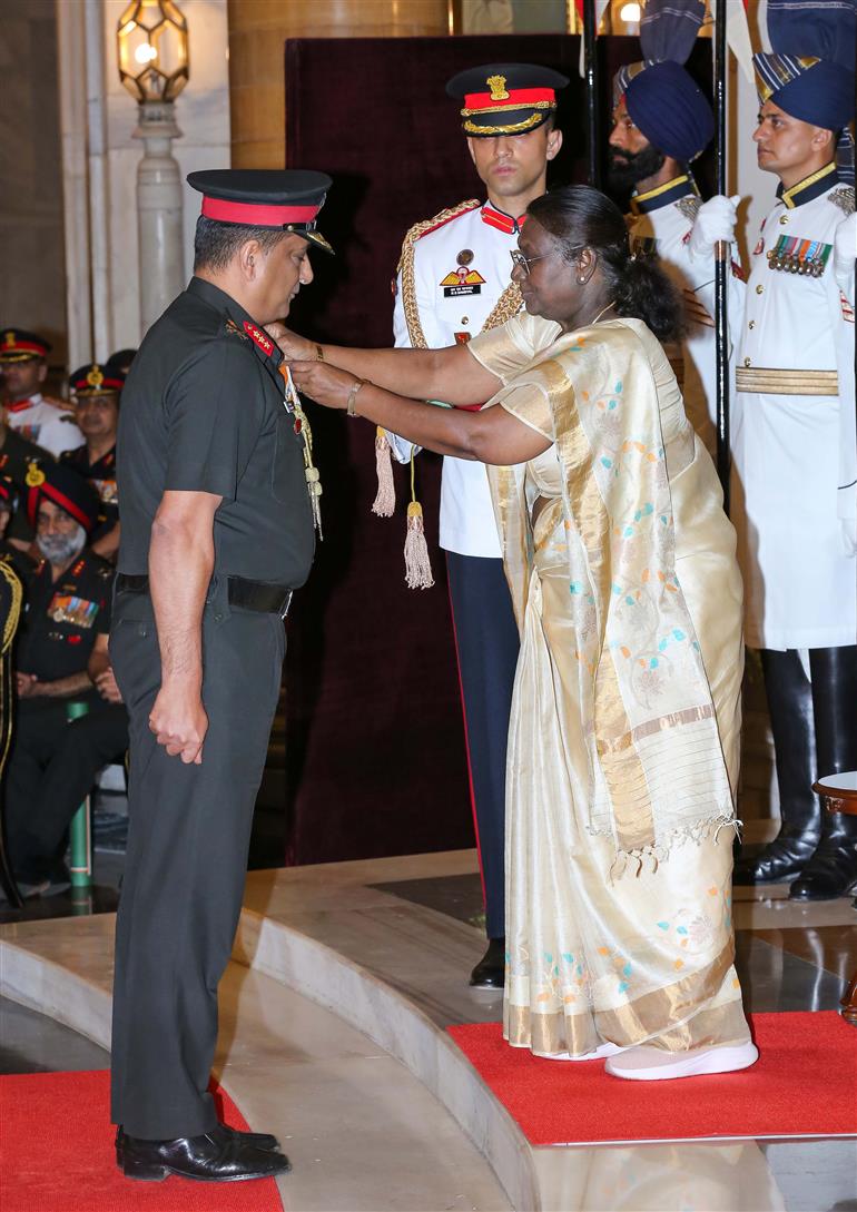 The President of India, Smt Droupadi Murmu presenting Param Vishisht Seva Medal to Lieutenant General Vivek Kashyap during Defence Investiture Ceremony 2025 (Phase-II) held at Rashtrapati Bhavan, in New Delhi on June 04, 2025.