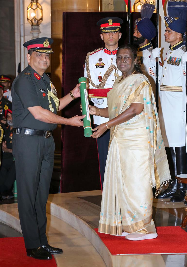 The President of India, Smt Droupadi Murmu presenting Param Vishisht Seva Medal to Lieutenant General Vivek Kashyap during Defence Investiture Ceremony 2025 (Phase-II) held at Rashtrapati Bhavan, in New Delhi on June 04, 2025.
