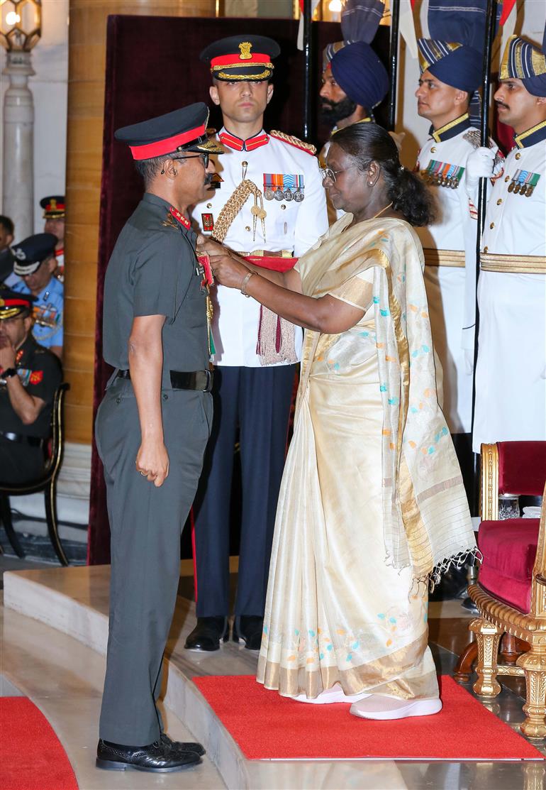 The President of India, Smt Droupadi Murmu presenting Param Vishisht Seva Medal to Lieutenant General VM Bhuvana Krishnan during Defence Investiture Ceremony 2025 (Phase-II) held at Rashtrapati Bhavan, in New Delhi on June 04, 2025.