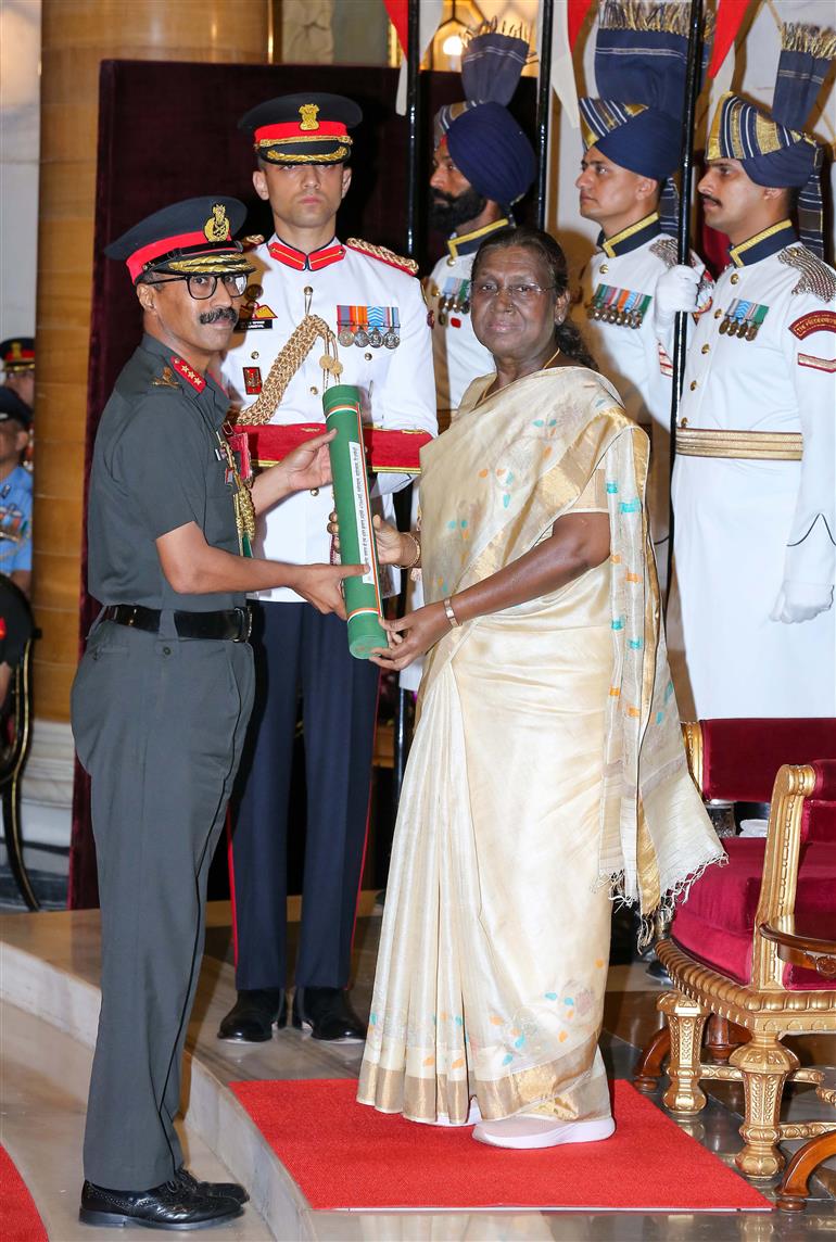 The President of India, Smt Droupadi Murmu presenting Param Vishisht Seva Medal to Lieutenant General VM Bhuvana Krishnan during Defence Investiture Ceremony 2025 (Phase-II) held at Rashtrapati Bhavan, in New Delhi on June 04, 2025.