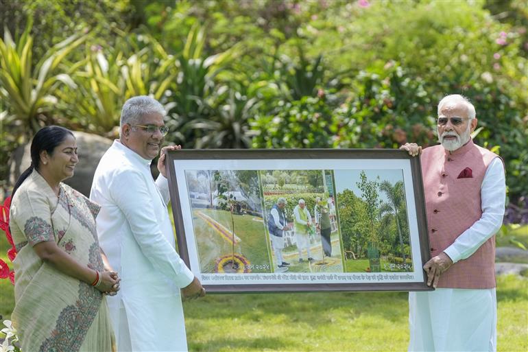 PM graced the Plantation Program under the ‘Ek Ped Maa Ke Naam’ initiative on auspicious occasion of World Environment Day-2025 at Bhagwan Mahavir Vanasthali Park, in New Delhi on June 05, 2025.