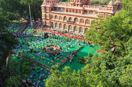 Amidst the timeless majesty of Chandragiri Fort, over 3,300 yoga enthusiasts gathered in Tirupati for a magnificent display of unity & wellness under Yogandhra. Celebrating the spirit of IDY2025, they embodied the message of (Yoga for One Earth, One Health) through the wisdom of Yoga in Andhra Pradesh, on June 05, 2025. 
