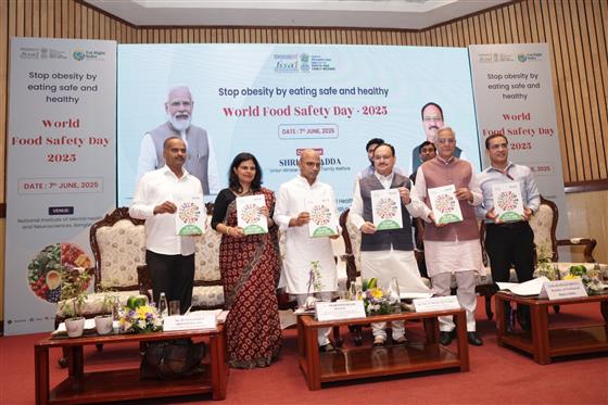 The Union Minister of Health and Family Welfare & Chemicals and Fertilizers, Shri Jagat Prakash Nadda delivered the keynote at the FSSAI’s World Food Safety Day 2025 event at Bengaluru, in Karnataka on June 7, 2025. Minister of Medical Education and Skill Development Department, Government of Karnataka, Dr. Sharan Prakash R Patil, Members of Parliament, Shri Lahar Singh Siroya and Shri P C Mohan, Union Health Secretary, Ms. Punya Salila Srivastava are also present.