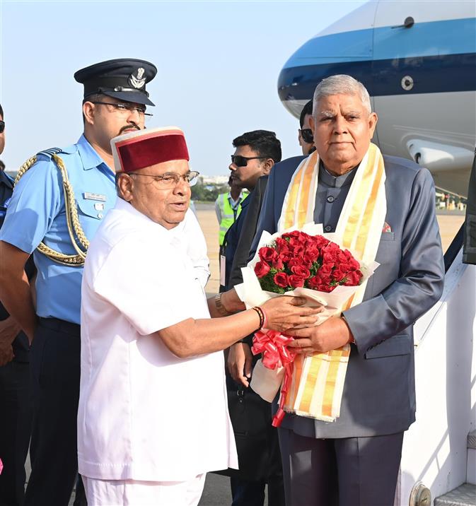 The Vice President of India, Shri Jagdeep Dhankhar being welcomed by Shri Thaawarchand Gehlot, Governor of Karnataka, Dr M. C. Sudhakar, Minister for Higher Education, Govt. of Karnataka, and other dignitaries on his arrival, in Bengaluru, Karnataka on June 07, 2025.