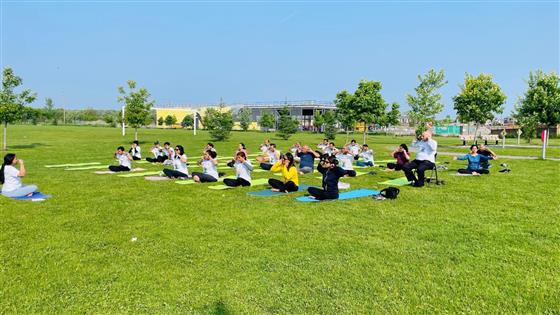 Gujarati Cultural Association Ottawa, Canada with the support of HCI-Ottawa organised a Yoga session. AHC Chinmoy Naik apprised the audience about the unifying message of IDY-2025 and encouraged them to make Yoga a part of their daily routine, in Canada on June 08, 2025.:AYUSH