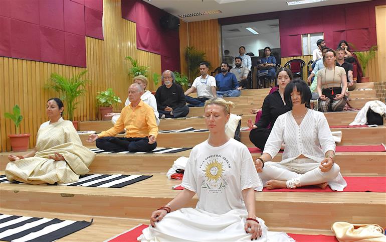 Morarji Desai National Institute of Yoga (MDNIY) hosts ‘Yoga Bandhan’. Foreign delegates from 17 countries practiced Common Yoga Protocol, showcasing the unifying power of Yoga, in New Delhi on June 17, 2025.:AYUSH