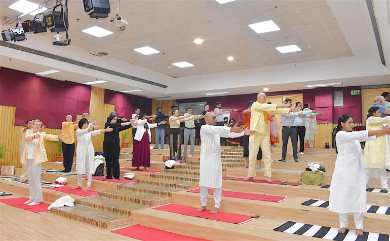 Morarji Desai National Institute of Yoga (MDNIY) hosts ‘Yoga Bandhan’. Foreign delegates from 17 countries practiced Common Yoga Protocol, showcasing the unifying power of Yoga, in New Delhi on June 17, 2025.:AYUSH