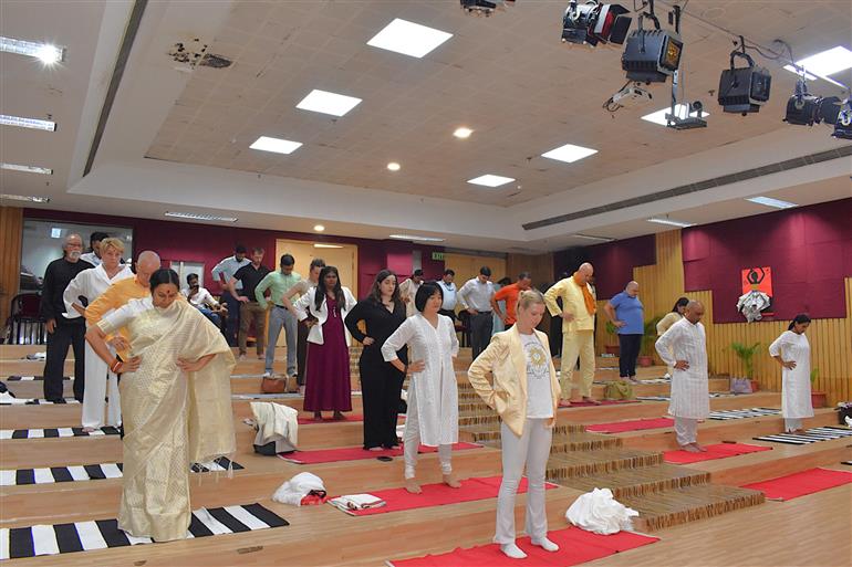 Morarji Desai National Institute of Yoga (MDNIY) hosts ‘Yoga Bandhan’. Foreign delegates from 17 countries practiced Common Yoga Protocol, showcasing the unifying power of Yoga, in New Delhi on June 17, 2025.:AYUSH