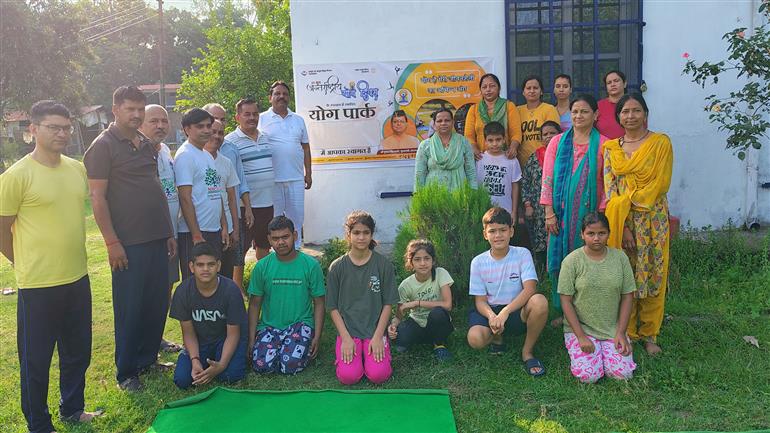 As IDY2025 approaches, an energizing Yoga demonstration session was conducted at Navyogagram, Tanakpur Champawat, led by Yoga Guru Shri Navjeet Joshi & guided by Dr. Navdeep Joshi. A vibrant step towards holistic well-being, organized in collaboration with Ministry of Ayush & Dept. of Ayush Champawat, Uttrakhand on June 18, 2025.:AYUSH