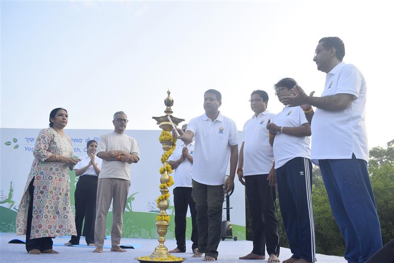 The Secretary, Ministry of New and Renewable Energy (MNRE), Shri Santosh Kumar Sarangi lighting the lamp during the 11th International Day of Yoga celebrations at Sunder Nursery, in New Delhi on June 21, 2025. The Secretary, Department of Consumer Affairs, Ms. Nidhi Khare and the Secretary, Department of Food and Public Distribution, Shri Sanjeev Chopra are also present.:AYUSH