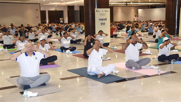 The Union Minister of Agriculture and Farmers Welfare and Rural Development, Shri Shivraj Singh Chouhan participated in the celebration of the 11th International Day of Yoga (IDY) 2025 at Kisan Mela Ground, IARI, in New Delhi on June 21, 2025.:Ministry of Agriculture &
Farmers Welfare