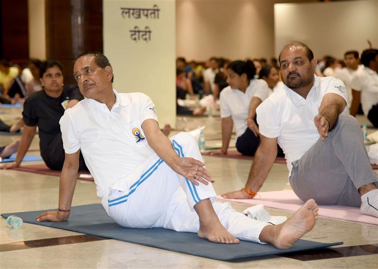 The Union Minister of Agriculture and Farmers Welfare and Rural Development, Shri Shivraj Singh Chouhan participated in the celebration of the 11th International Day of Yoga (IDY) 2025 at Kisan Mela Ground, IARI, in New Delhi on June 21, 2025.:Ministry of Agriculture &
Farmers Welfare