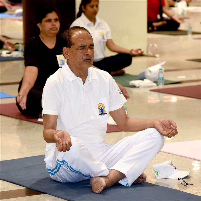 The Union Minister of Agriculture and Farmers Welfare and Rural Development, Shri Shivraj Singh Chouhan participated in the celebration of the 11th International Day of Yoga (IDY) 2025 at Kisan Mela Ground, IARI, in New Delhi on June 21, 2025.:Ministry of Agriculture &
Farmers Welfare