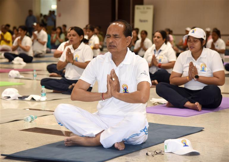 The Union Minister of Agriculture and Farmers Welfare and Rural Development, Shri Shivraj Singh Chouhan participated in the celebration of the 11th International Day of Yoga (IDY) 2025 at Kisan Mela Ground, IARI, in New Delhi on June 21, 2025.:Ministry of Agriculture &
Farmers Welfare