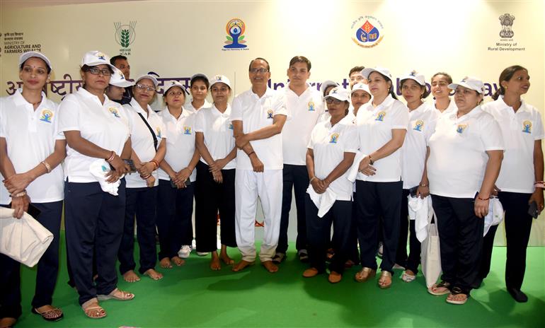 The Union Minister of Agriculture and Farmers Welfare and Rural Development, Shri Shivraj Singh Chouhan participated in the celebration of the 11th International Day of Yoga (IDY) 2025 at Kisan Mela Ground, IARI, in New Delhi on June 21, 2025.:Ministry of Agriculture &
Farmers Welfare