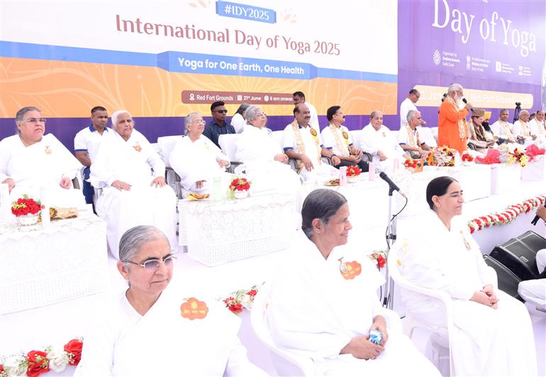 The Lok Sabha Speaker, Shri Om Birla participated in a Samuhik Yogabhyas to marking the celebration of the 11th International Day of Yoga (IDY) 2025 organized by Prajapita Brahma Kumari Ishwariya Vishwavidyalaya at Red Fort ground, in Delhi on June 21, 2025.:Ministry of Parliamentary Affairs